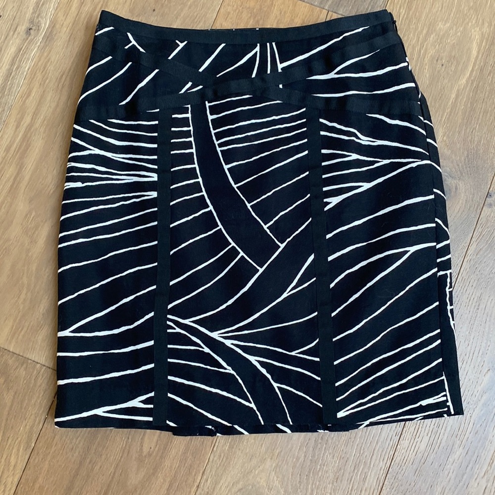 Ann Taylor lined cotton linen look patterned skirt with ribbon trim. kick vent
